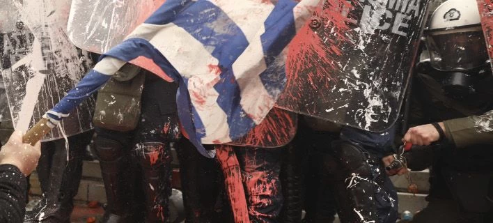 Τι απαντάει η ΕΛ.ΑΣ. για τα επεισόδια: «Υπάρχουν τραυματίες αστυνομικοί» -Κουβέντα όμως για τα χημικά